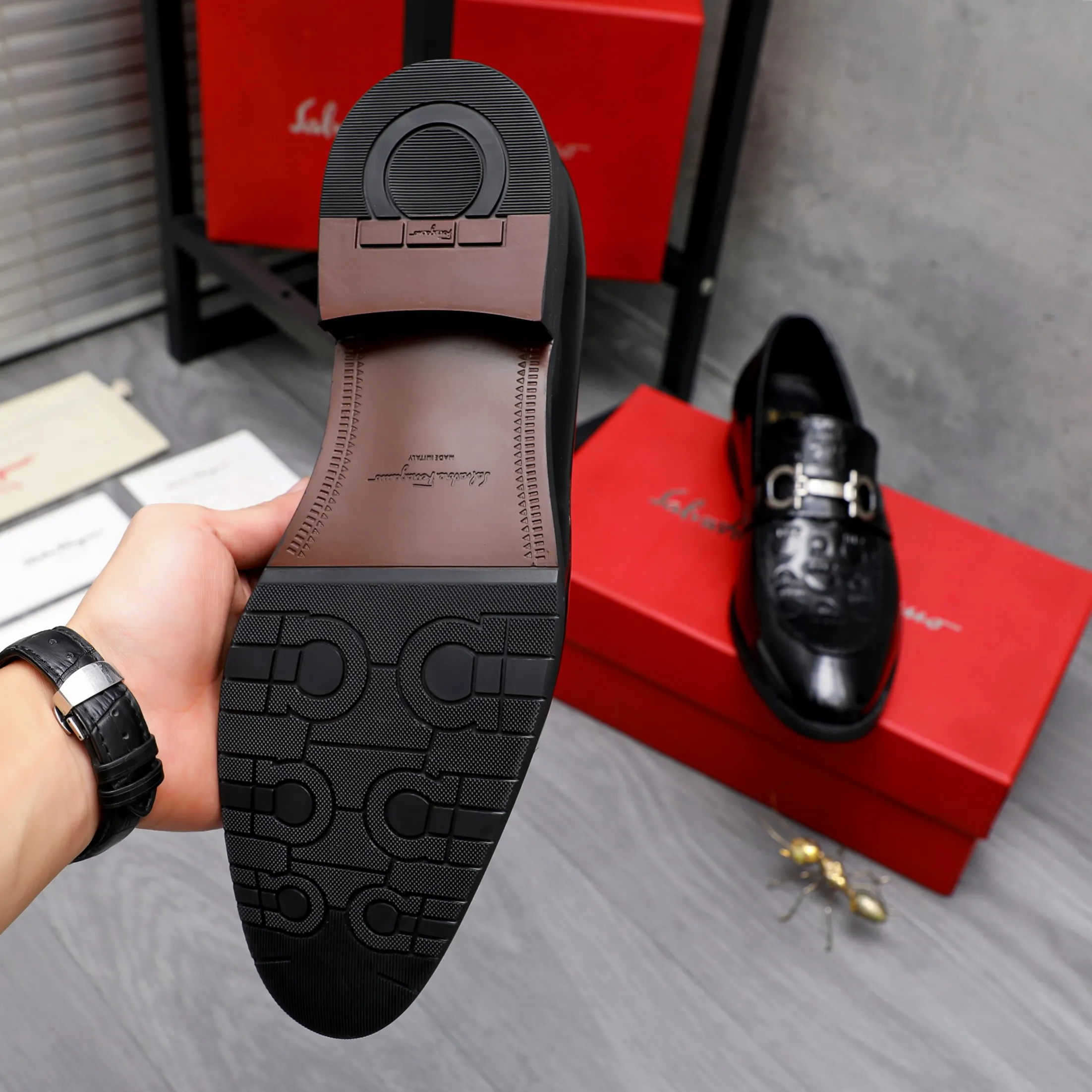 Men's shoes 💰480 Product trademark: Ferragamo " Ferragamo ] Business slip-on leather shoes Regular size: 39-44 Product materials: Selected high-quality lacquered embossed cowhide upper, cowhide lining, original outsole